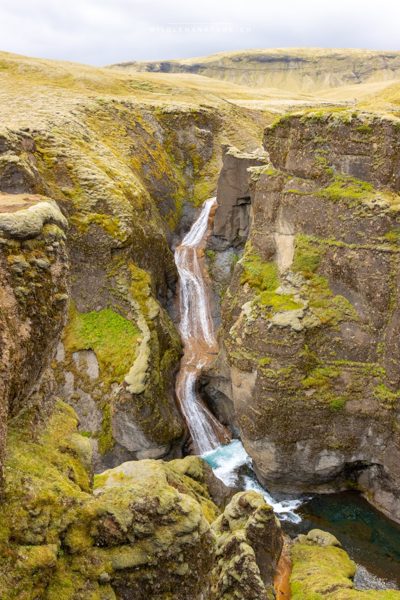 Der moosbewachsene Canyon von Fjaðrárgljúfur