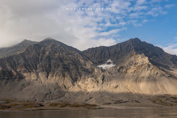Berghöhen über dem Fjord