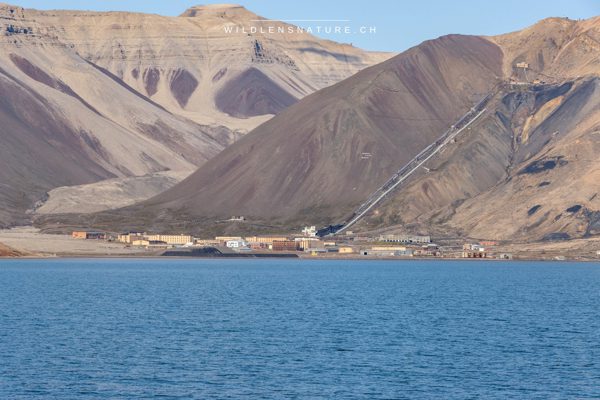 Pyramiden-Siedlung mit Bergen